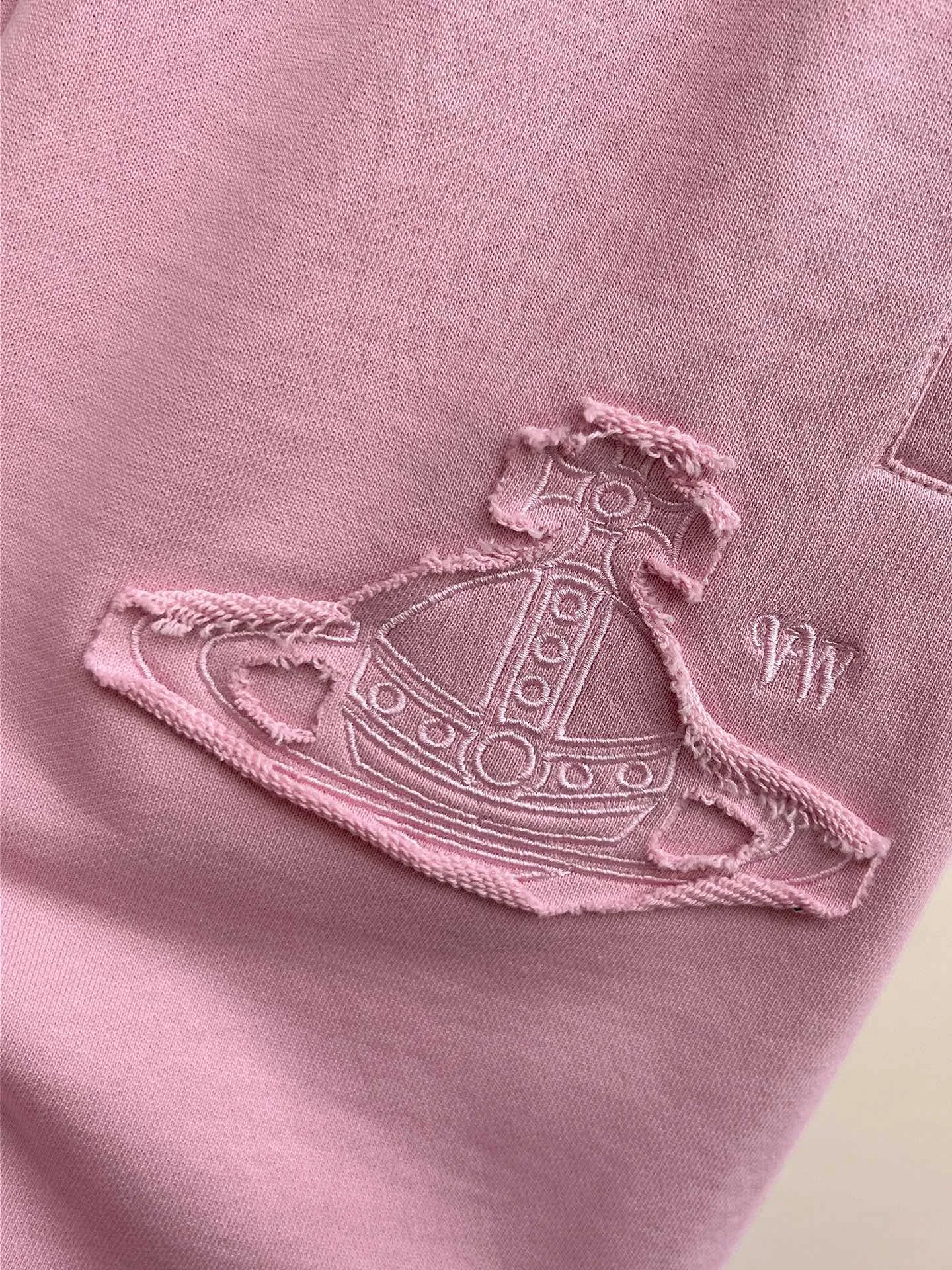 The Queen Mother's three-standard complete 2026 summer New Arrival men's casual shorts, advanced custom-made fabric Breathable fabric, Breathable elasticity and comfort, impeccable details, top-grade accessories, original logo design concept, delicate and soft feel! The upper body fit is awesome! Size: M-XXXL Please state your height and weight when ordering